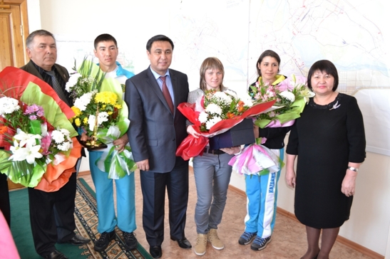 ОЛИМПИАДАШЫЛАРМЕН ЖYЗДЕСТI