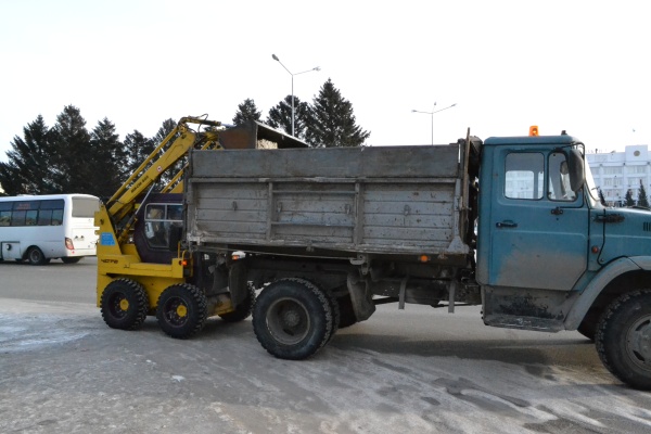 Чистят улицы от снега