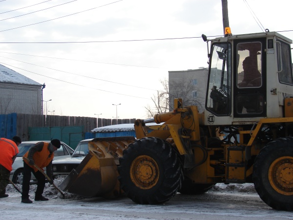 Чистят улицы от снега