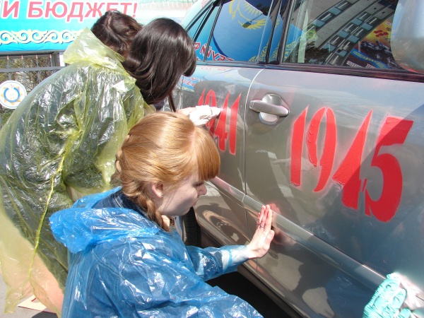 На улицах Семея – цвета Победы