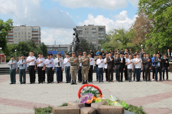 Нести службу с достоинством