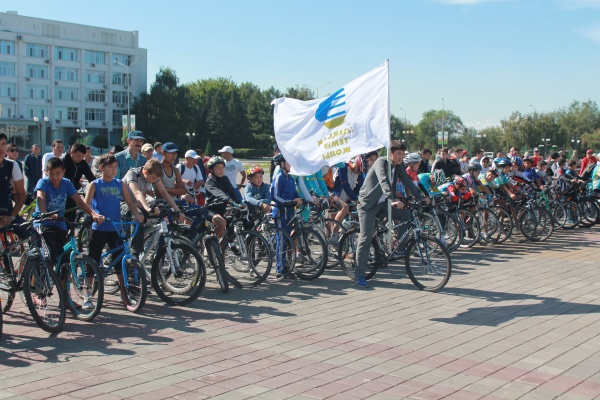 По городским улицам — на велосипедах