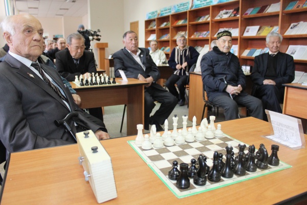 За доской — аксакалы