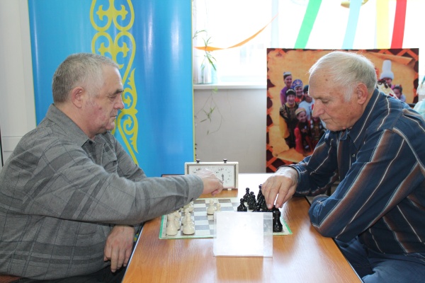 За доской — ветераны