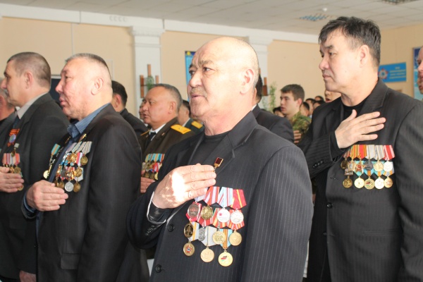 Помнить имена героев