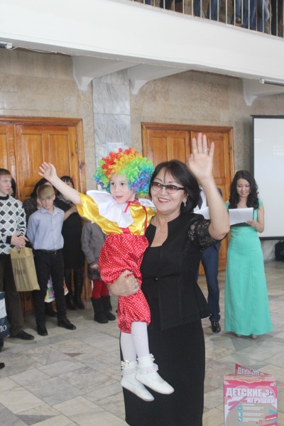 Помогая детям