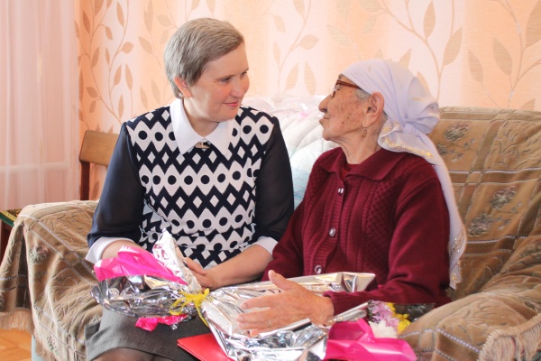 «Много лет за плечами достойных…»