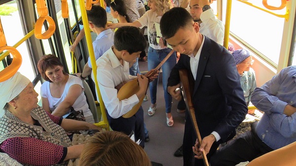 В автобусах Семея звучат казахские кюи