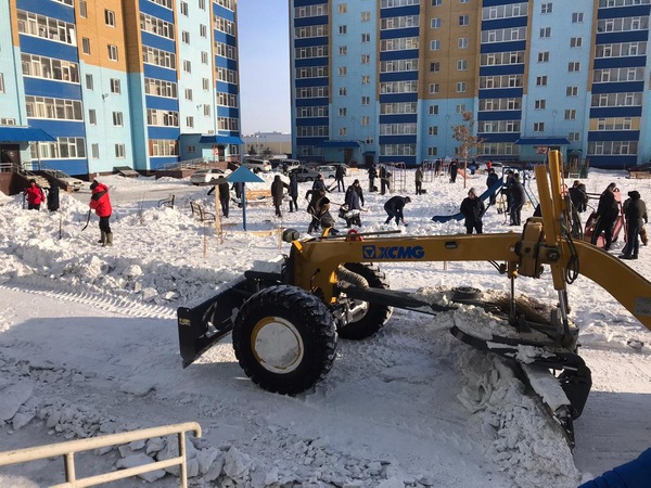 Вместе, дружно убираем снег!