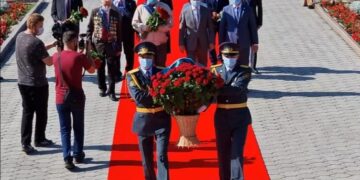 Вновь на мирной акции