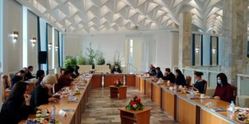 Между народом и властью