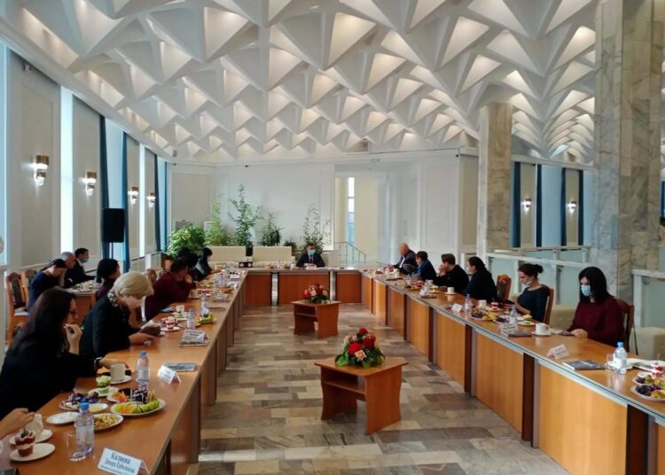 Между народом и властью