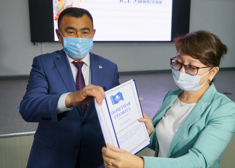 Чествовали лучших педагогов