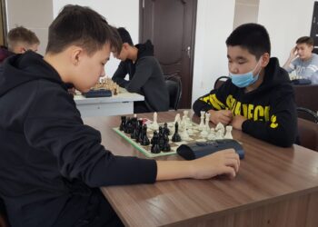 За шахом шах