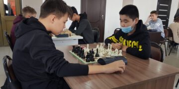 За шахом шах