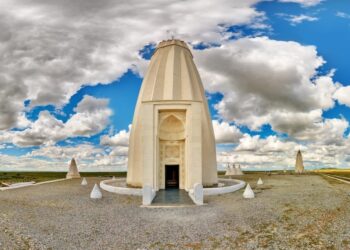 «Сгорая плачу свечи….»