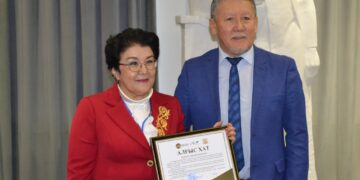 Открывает историю соседнего края