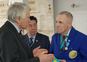 И вновь склонившись над шахматной доской…