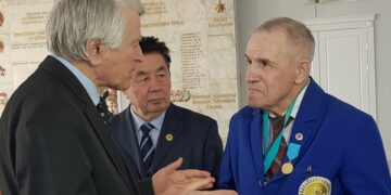 И вновь склонившись над шахматной доской…