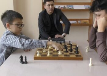 Дети ставят шах и мат