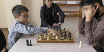 Дети ставят шах и мат