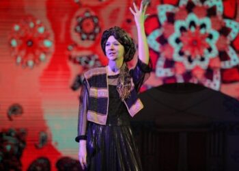 За красной ширмой