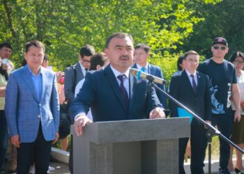 «Вот и прозвенел звонок последний, Нам пора со школы уходить…»