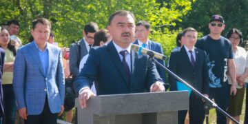 «Вот и прозвенел звонок последний, Нам пора со школы уходить…»