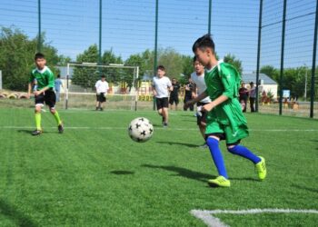 На поле боя – футболисты