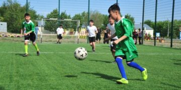 На поле боя – футболисты