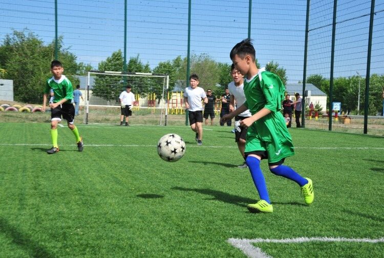 На поле боя – футболисты