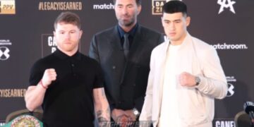 Канело и Бивол прибыли в Лас-Вегас и провели дуэль взглядов