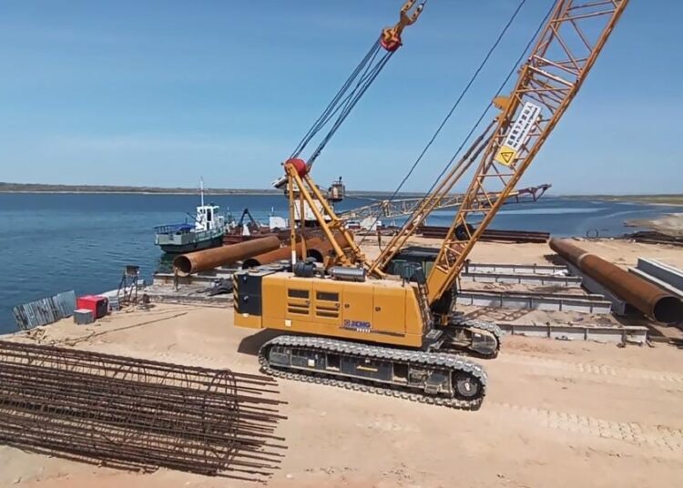 Строительство моста идет полным ходом