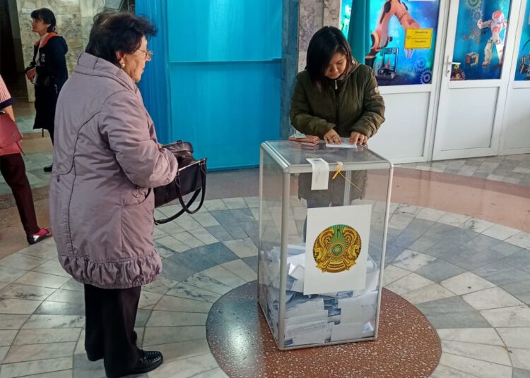 Люди активно идут на референдум даже в плохую погоду