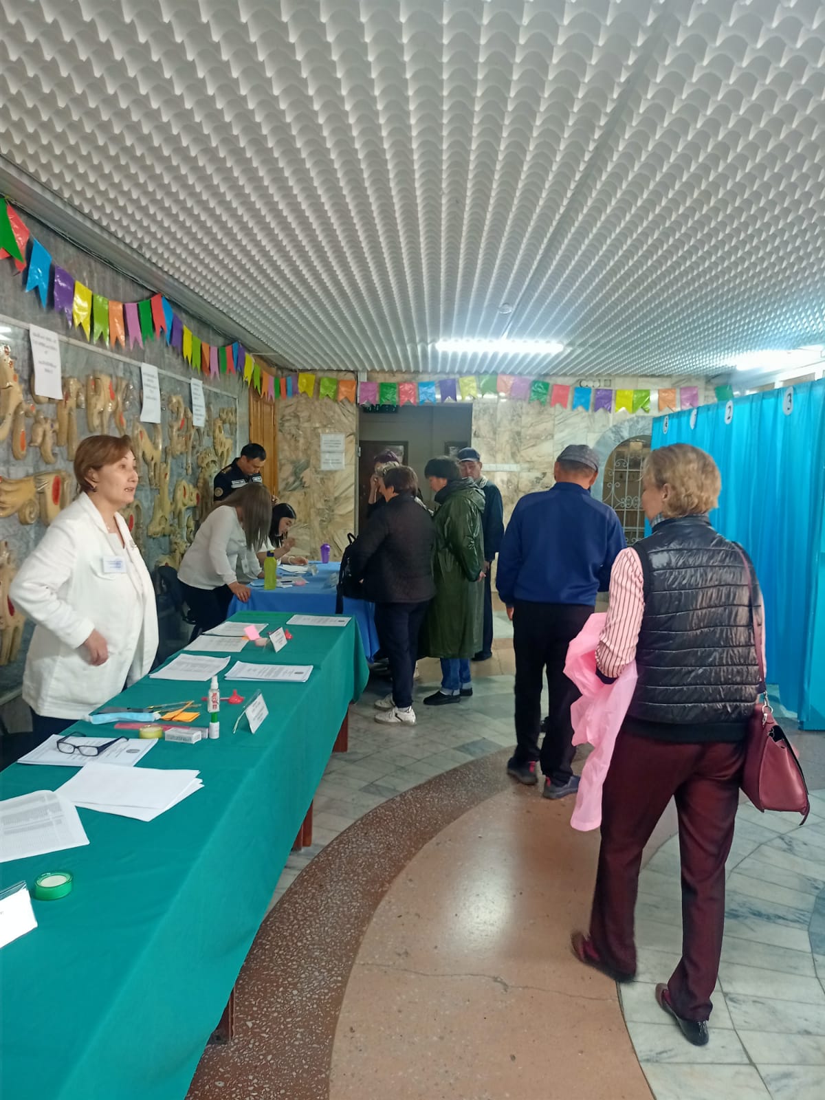 Люди активно идут на референдум даже в плохую погоду