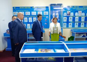 Аким области посетил школу в Кокпектинском районе