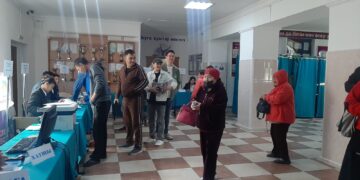 Участки все еще принимают голосующих