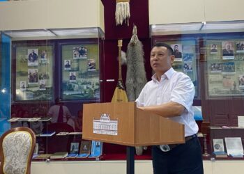 Отметить роль журналистики