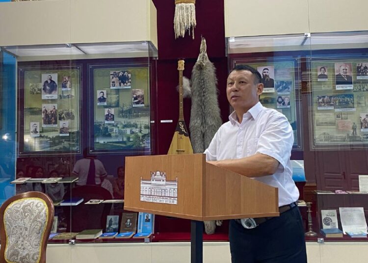 Отметить роль журналистики