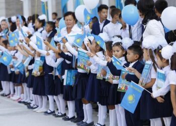 «Все ждут с жадным нетерпеньем праздничное утро сентября…»