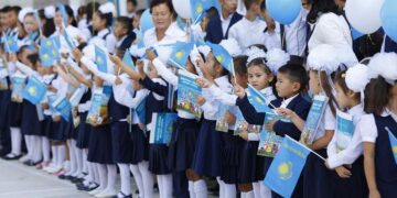 «Все ждут с жадным нетерпеньем праздничное утро сентября…»