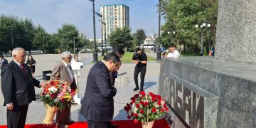 Показать величие мыслителя
