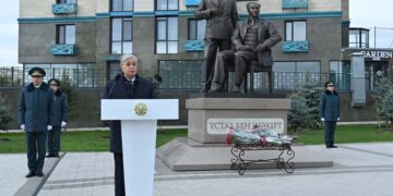 ГЛАВА ГОСУДАРСТВА ОТКРЫЛ ПАМЯТНИК МУХТАРУ АУЭЗОВУ И КАЙЫМУ МУХАМЕДХАНОВУ