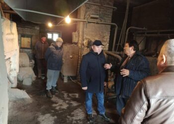 ДЕРЖАТЬ ПОД ЛИЧНЫМ КОНТРОЛЕМ