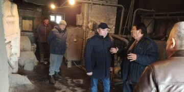 ДЕРЖАТЬ ПОД ЛИЧНЫМ КОНТРОЛЕМ