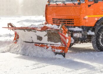 УБОРКА СНЕГА ПРОДОЛЖАЕТСЯ