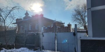 «Спит тихонько у дороги, одинокий, старый дом…»