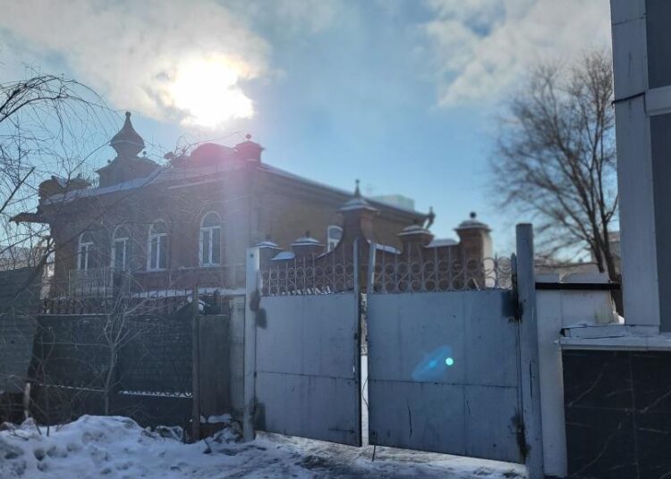 «Спит тихонько у дороги, одинокий, старый дом…»