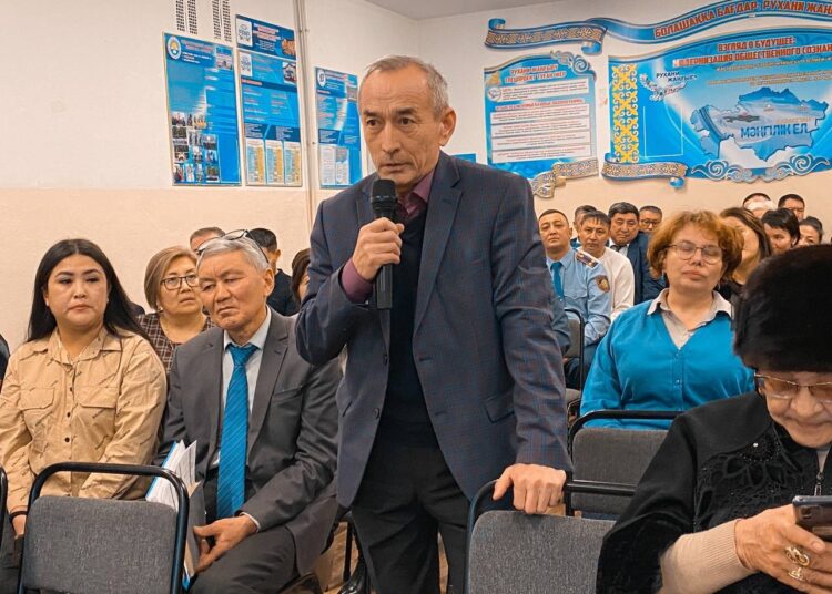 Держать связь с жителями окраин