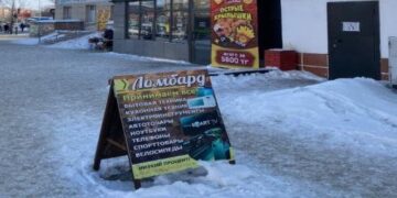 В Семее демонтируют незаконные рекламные баннеры